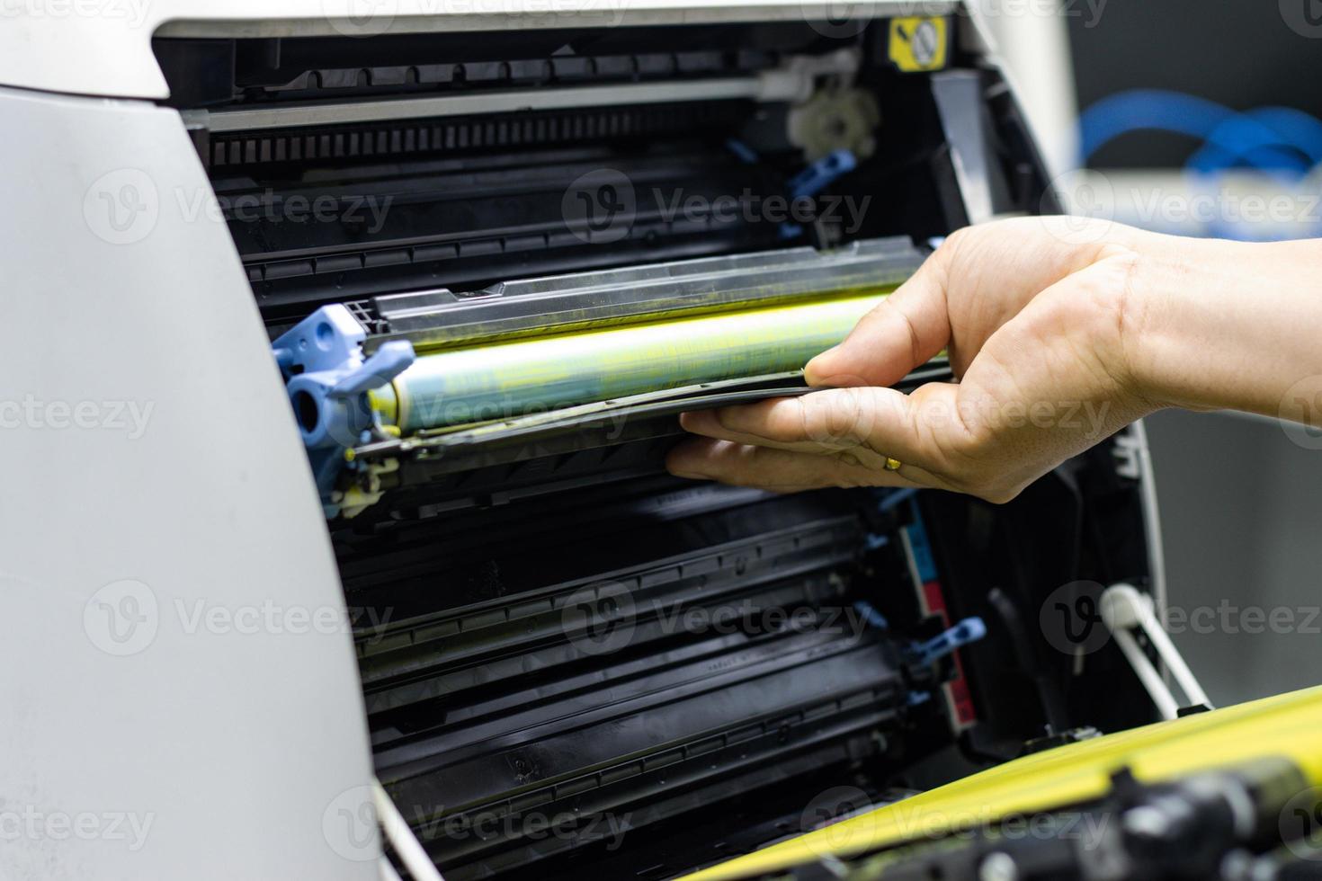tecnici che sostituiscono il toner nel concetto di stampante laser riparazione di forniture per ufficio foto