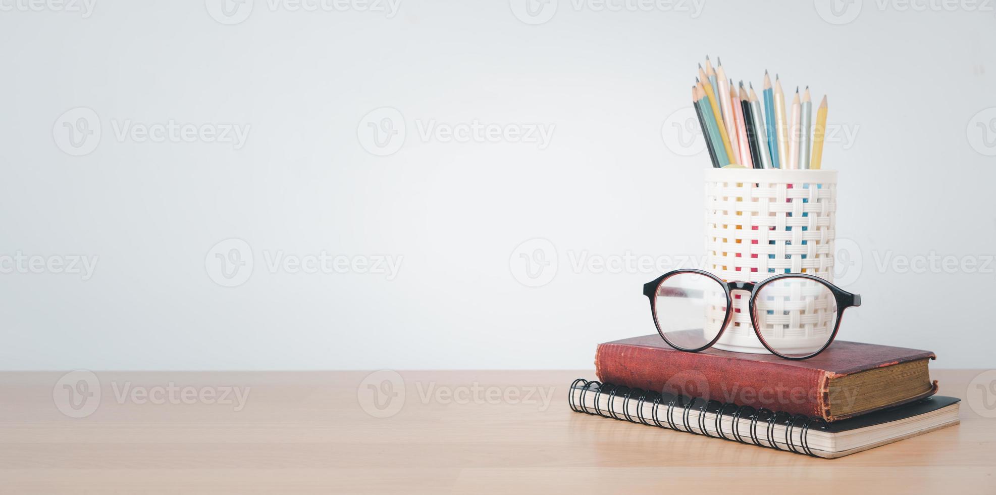 torna a scuola sfondo con libri, matita e righello su sfondi bianchi con copia spazio. foto