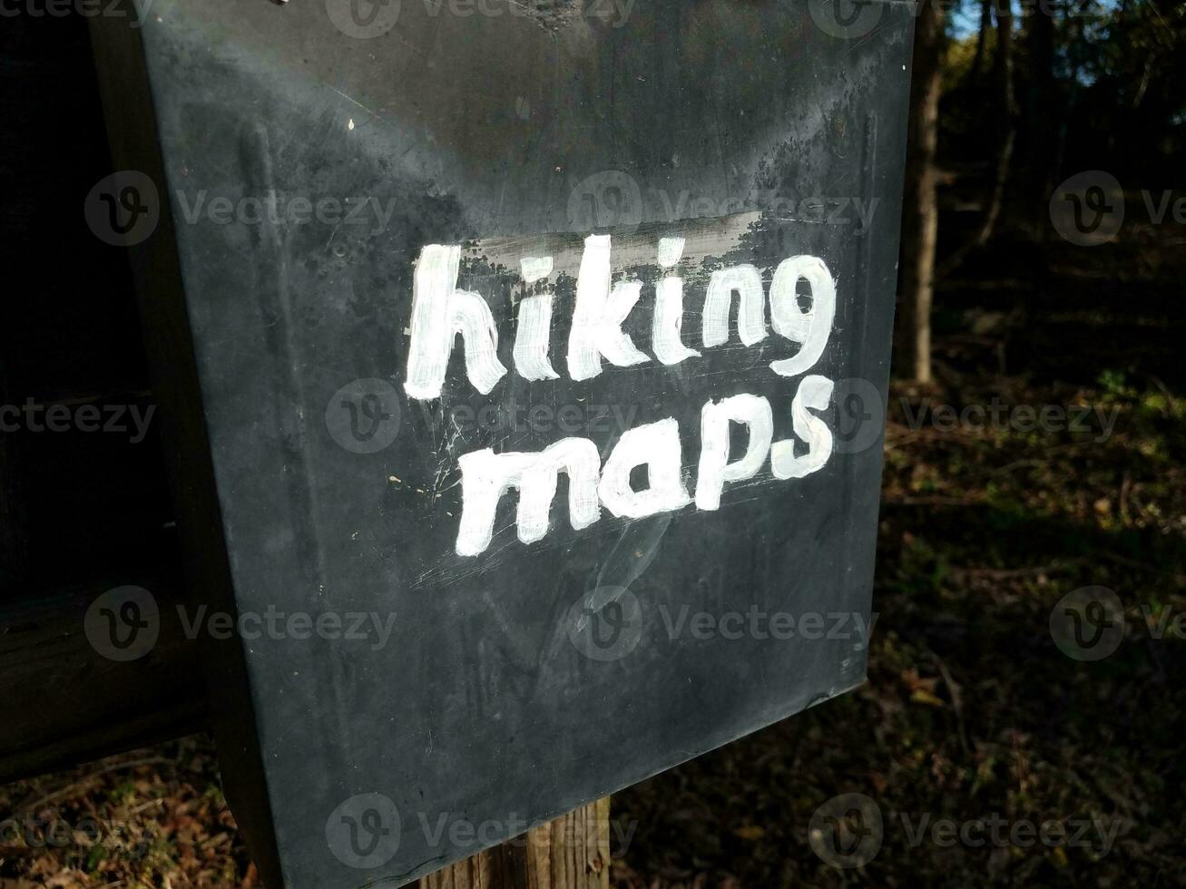 le mappe escursionistiche firmano sulla vecchia cassetta delle lettere di metallo foto