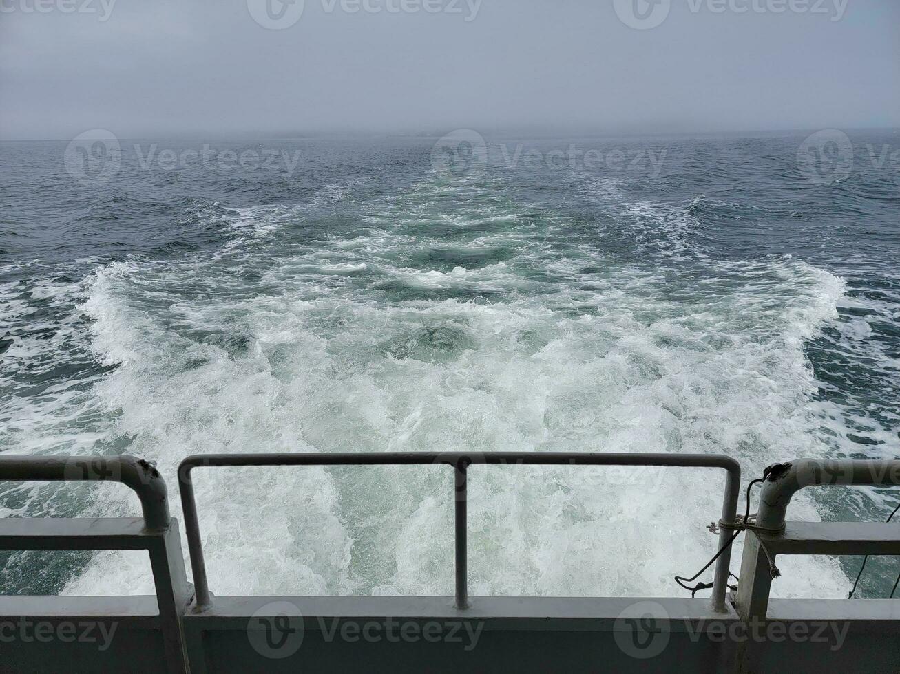 acqua turbolenta dal motore della barca e dal mare o dall'oceano foto