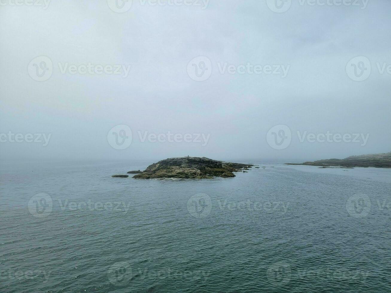 isola rocciosa e acqua e uccelli e nuvole nel Maine foto