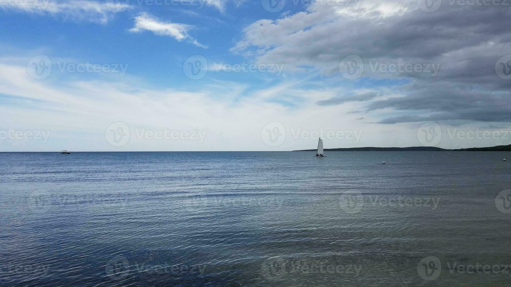 acque calme blu e barca a vela a guanica, porto rico foto