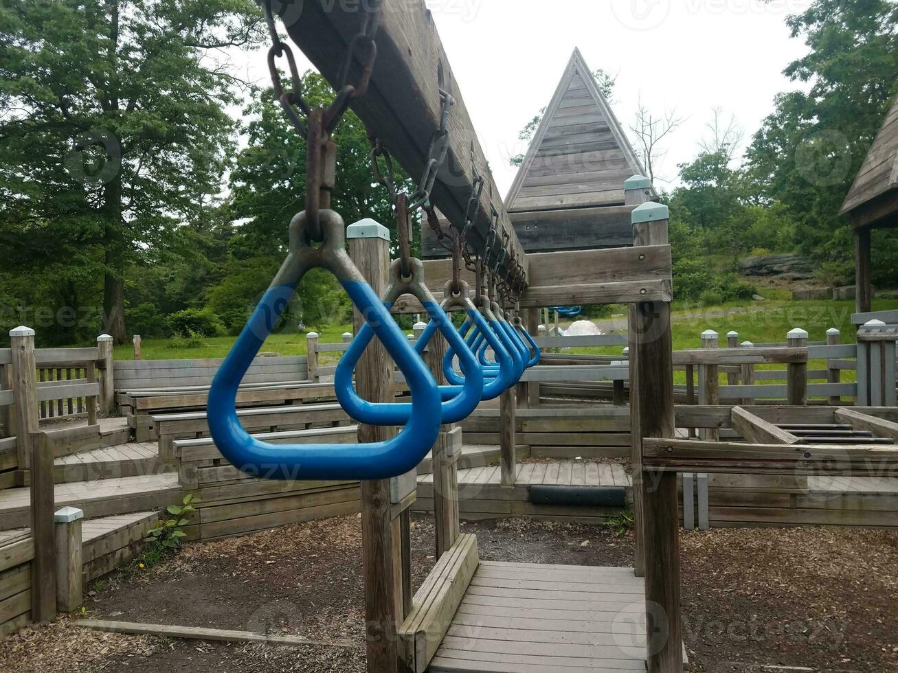 anelli di metallo blu o barre di scimmia nel parco giochi foto