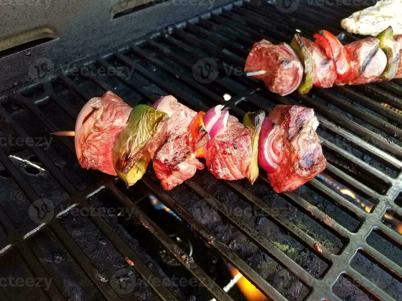 manzo e pepe su bastoncino di legno sulla griglia del barbecue foto