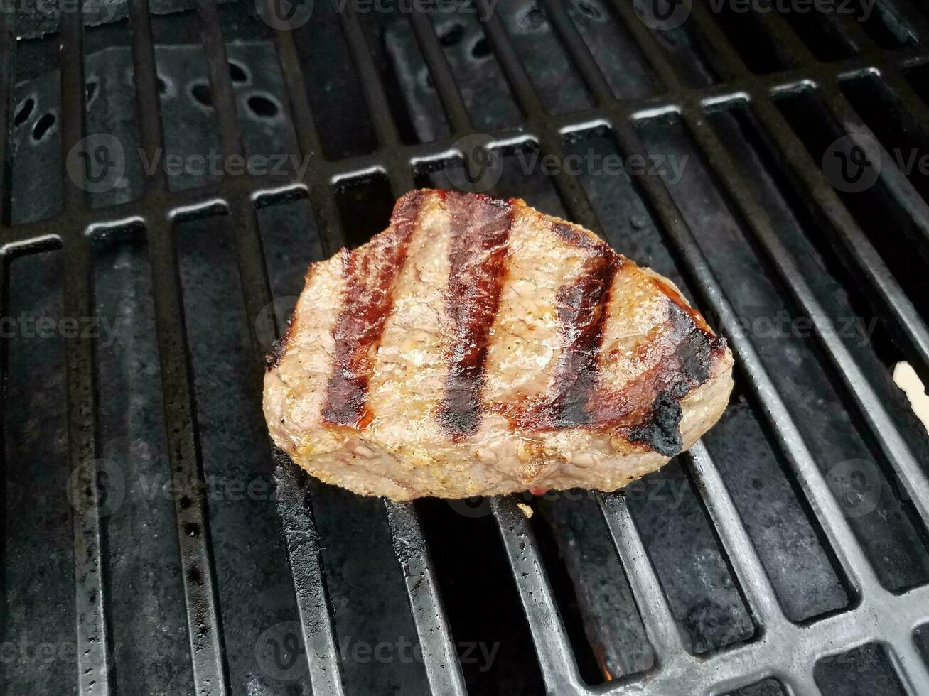 bistecca di manzo che cucina sulla griglia del barbecue calda foto