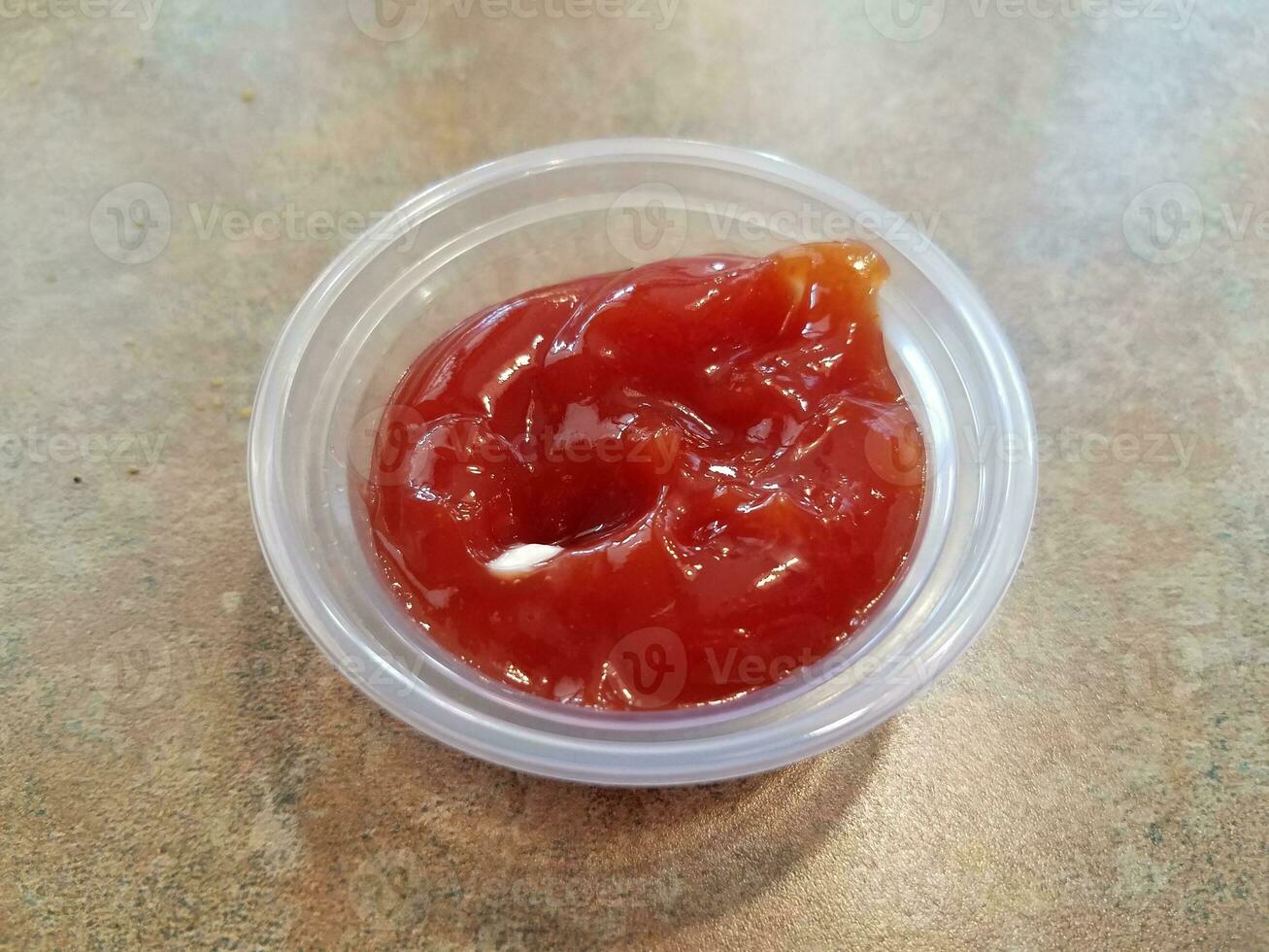ketchup in un contenitore di plastica foto
