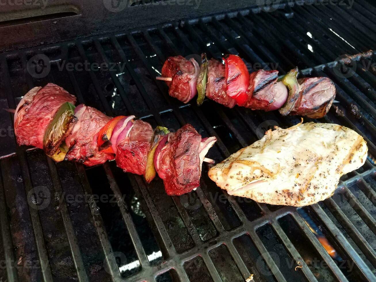 manzo e pepe su bastoncino di legno sulla griglia del barbecue foto