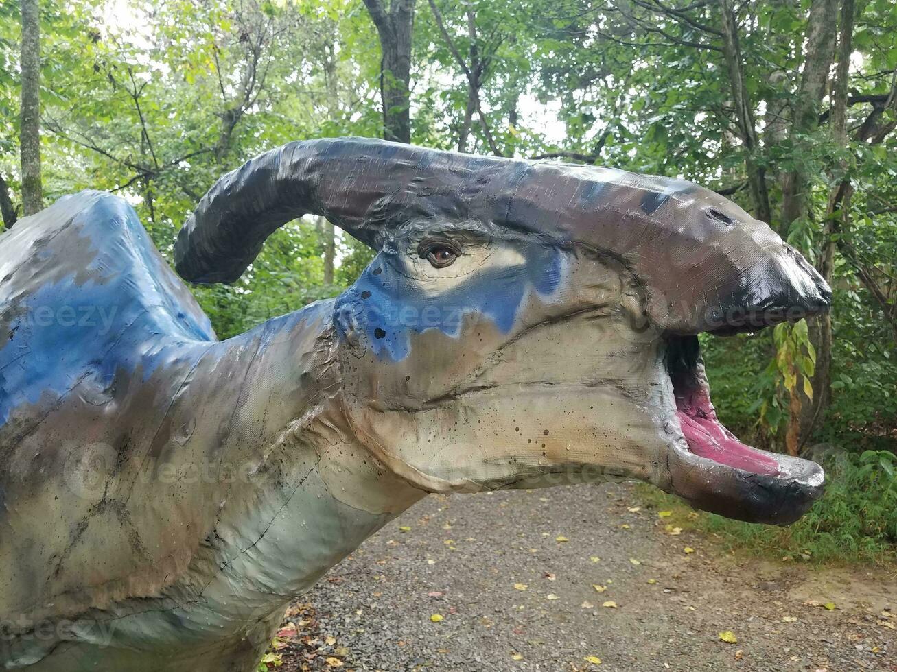 dinosauro blu e grigio nella foresta o nei boschi foto