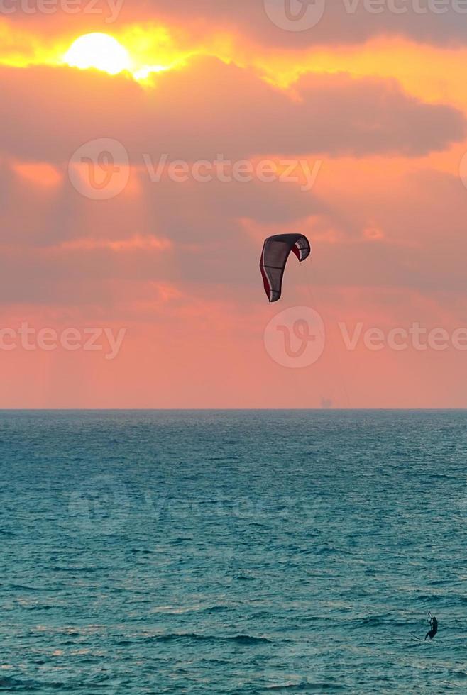 kitesurfer sul Mar Mediterraneo al tramonto in Israele. foto