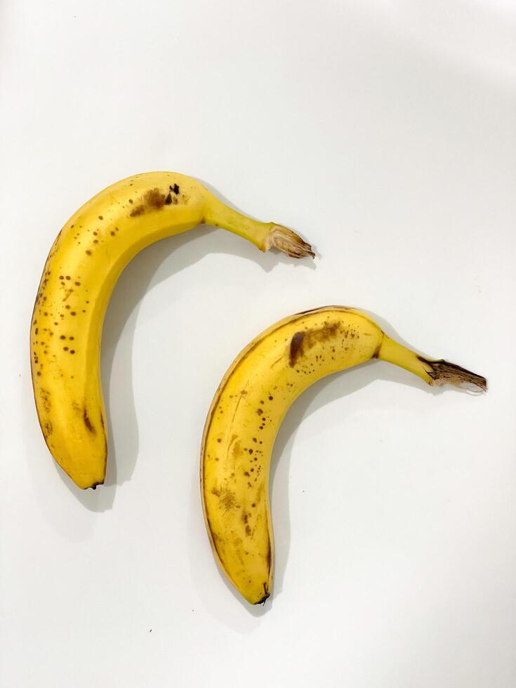 banana su sfondo bianco. banana gialla dolce con dettagli per pubblicità o poster. foto