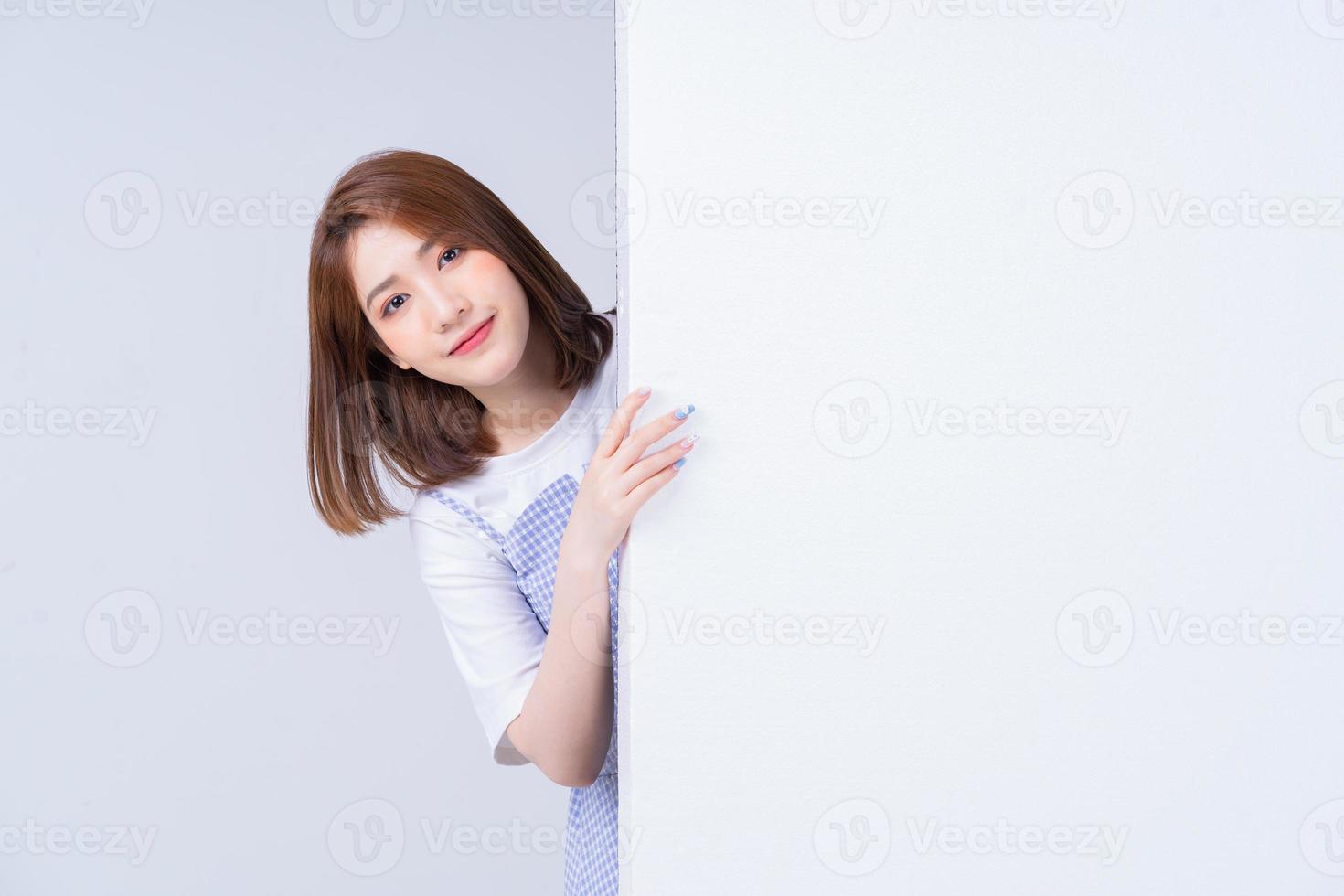 immagine di giovane ragazza asiatica su sfondo bianco foto