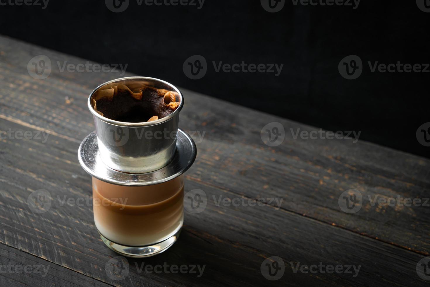 caffè al latte caldo che gocciola in stile vietnam foto