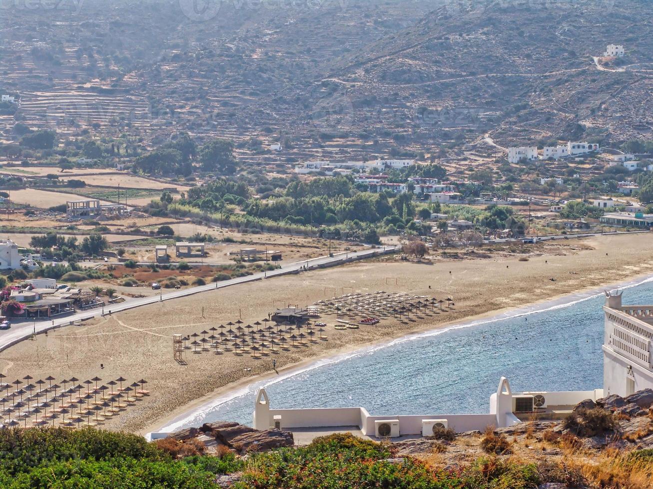 spiaggia di mylopotas nell'isola di ios, in grecia foto