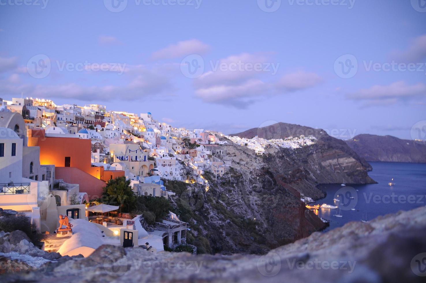 villaggio di oia, santorini, grecia. punto di vista del tramonto foto