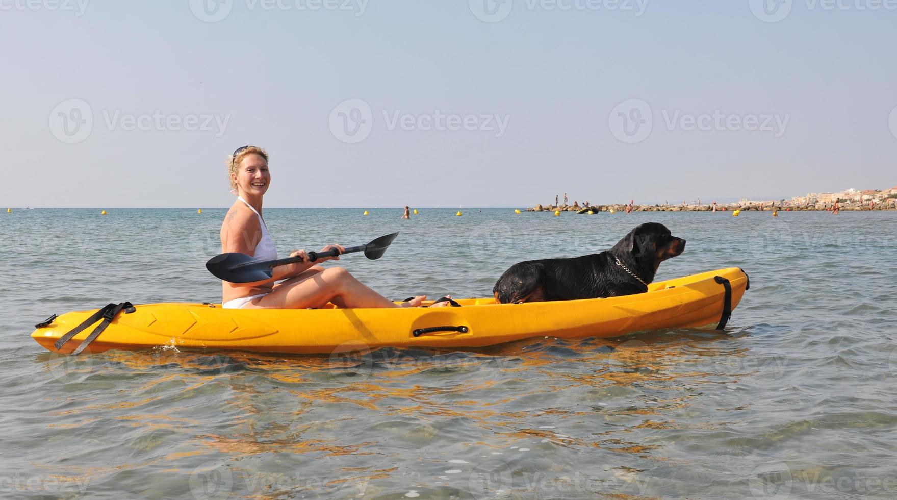 donna e cane in kayak foto