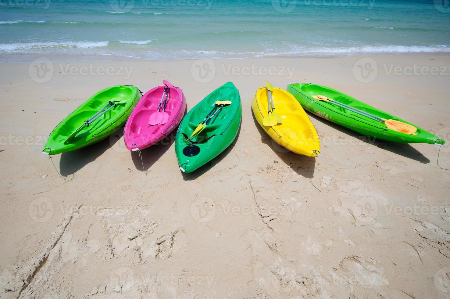 kayak colorati sulla spiaggia tropicale foto