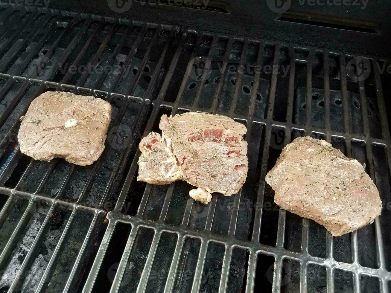 carne di manzo o bistecca che cuoce sulla griglia del barbecue foto