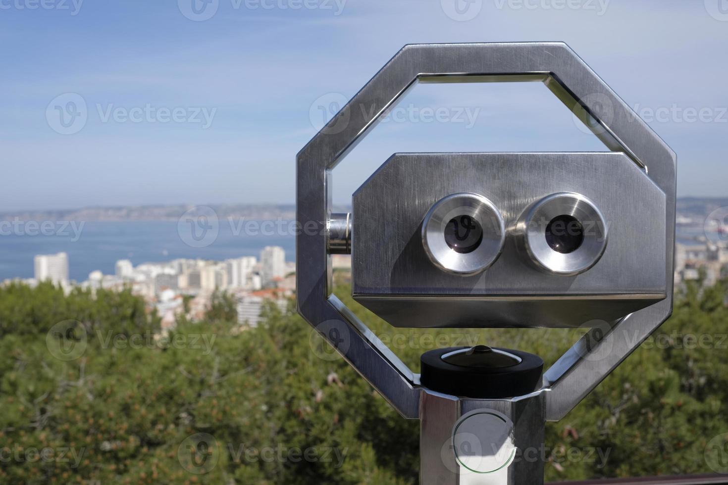 punto panoramico su una collina a marsiglia, in francia, con binocolo montato foto