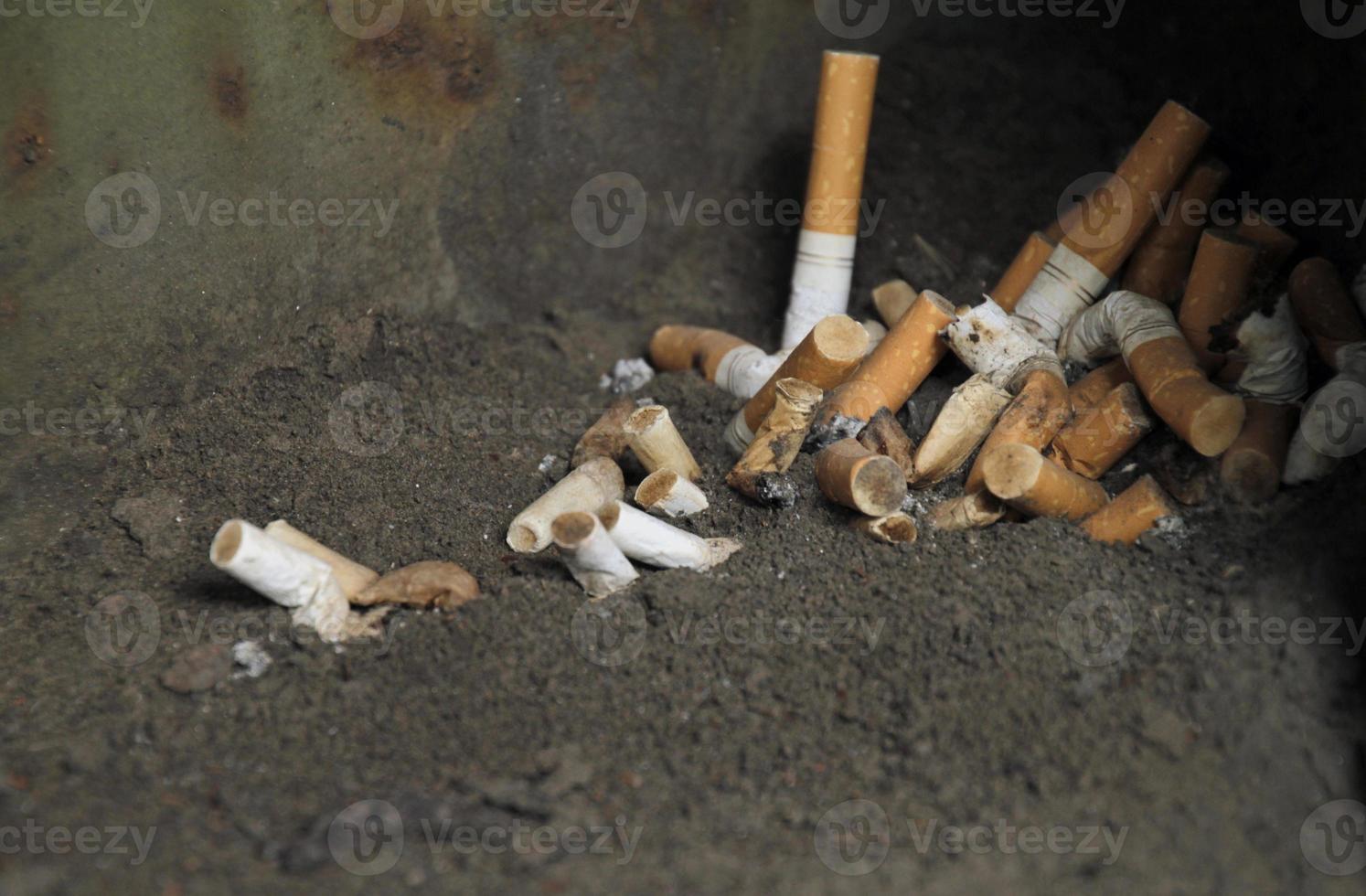 pericolo per la salute - mozziconi di sigaretta in un posacenere foto