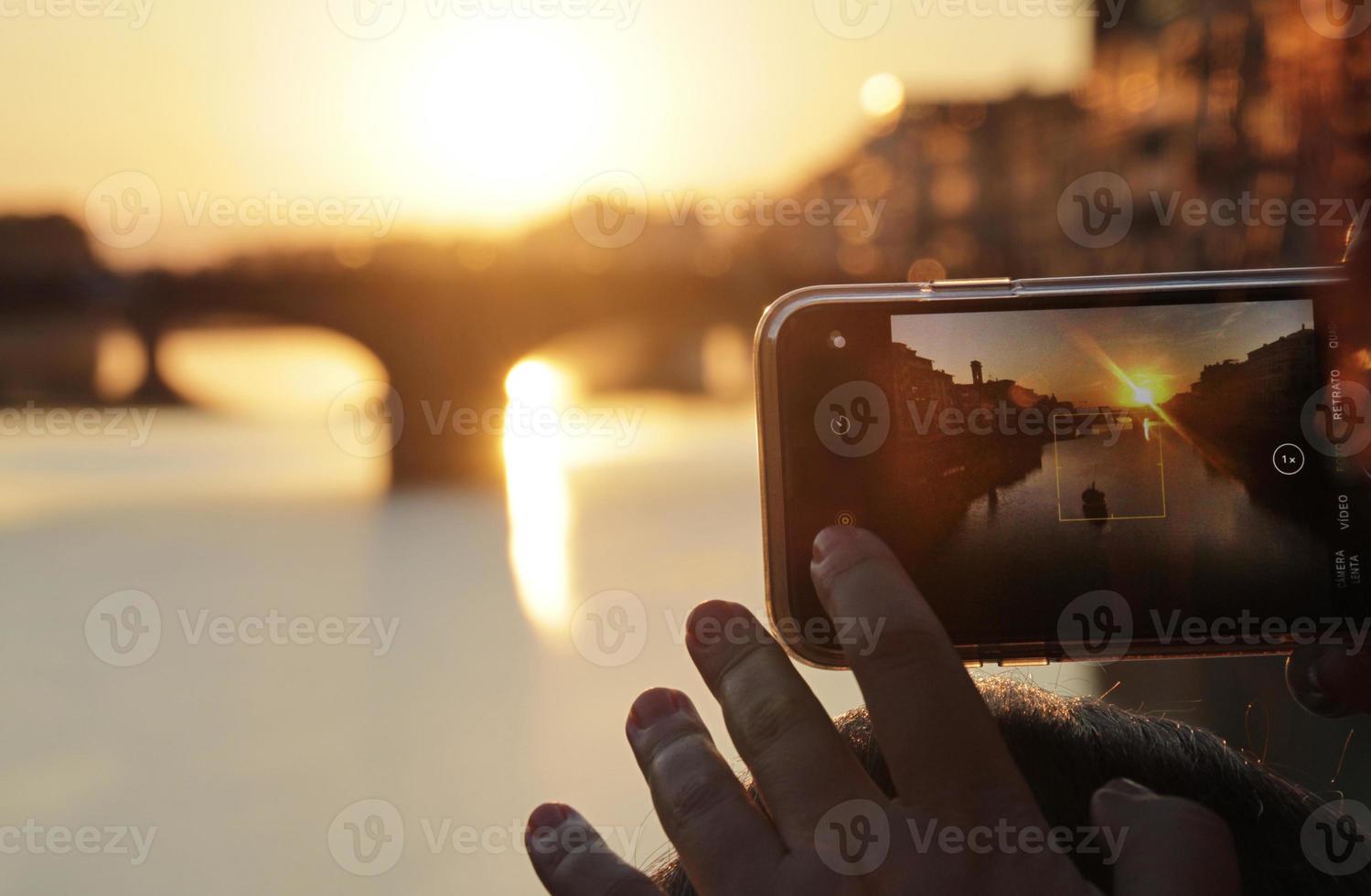 donna che scatta una foto con lo smartphone a firenze, italia