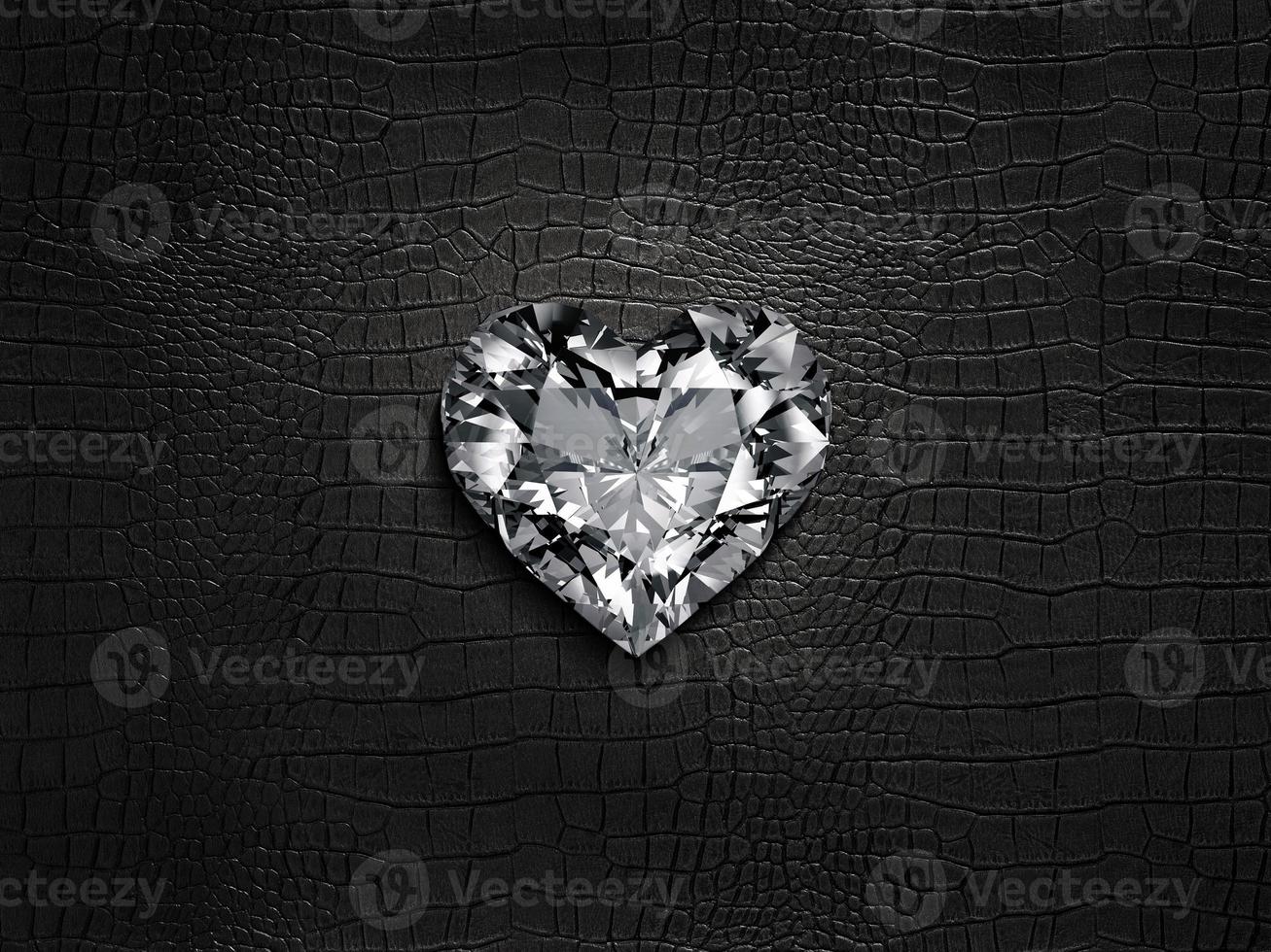 diamante a forma di cuore, su fondo in pelle nera foto