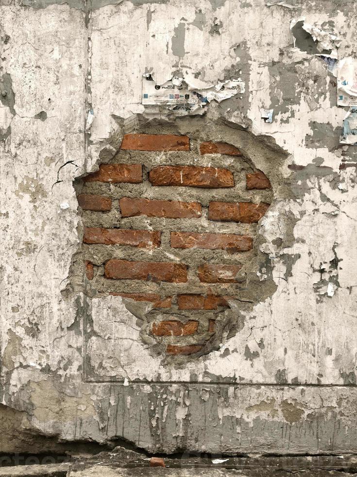 vecchio muro di cemento con piastrelle rotte, da usare come scena dell'orrore foto