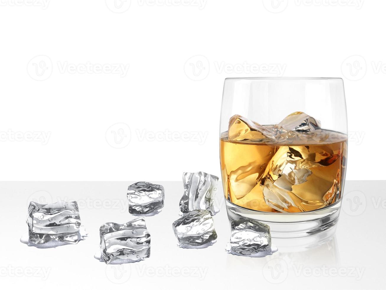 bicchiere di whisky sul pavimento a goccia d'acqua foto