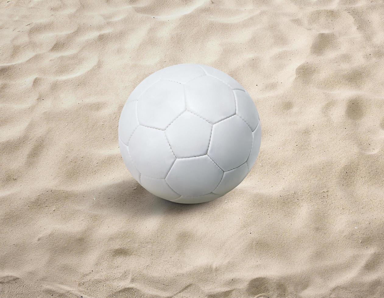 pallone da calcio sulla sabbia, spiaggia, mare foto