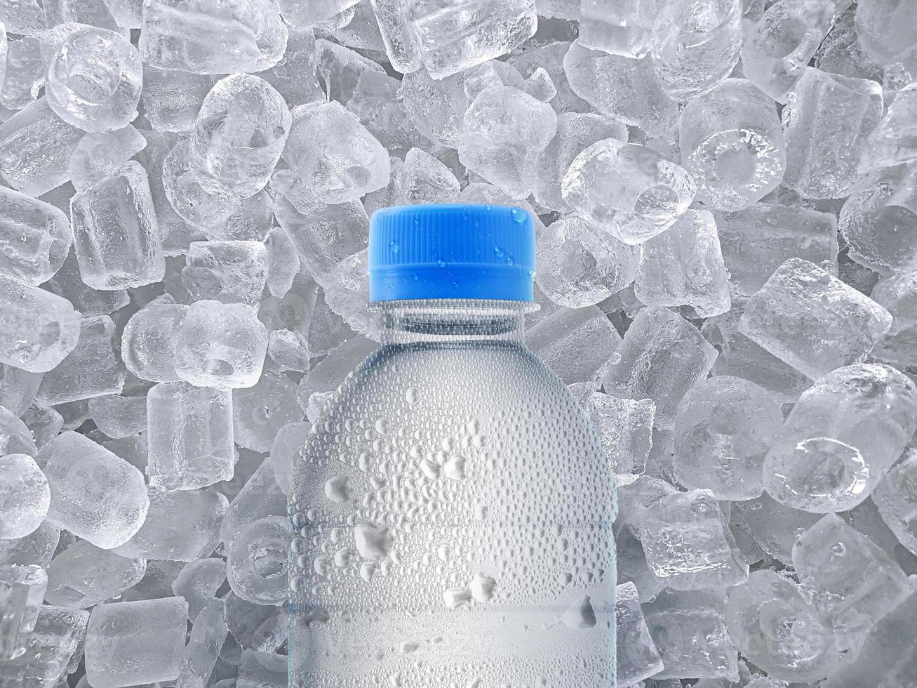 bottiglia d'acqua su sfondo di cubetti di ghiaccio foto