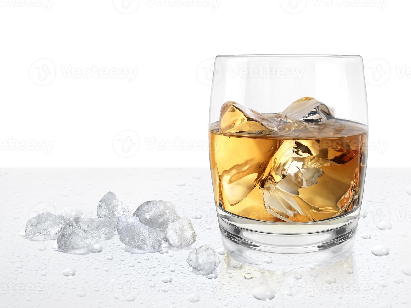 bicchiere di whisky sul pavimento a goccia d'acqua foto