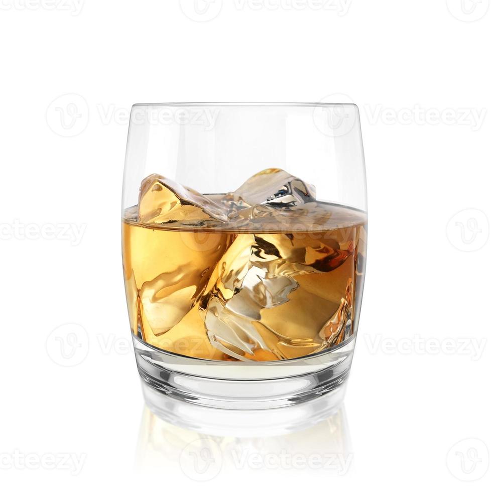 bicchiere di whisky e ghiaccio isolati su sfondo bianco foto