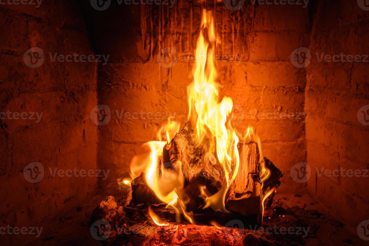 fiamme di fuoco sullo sfondo del camino foto