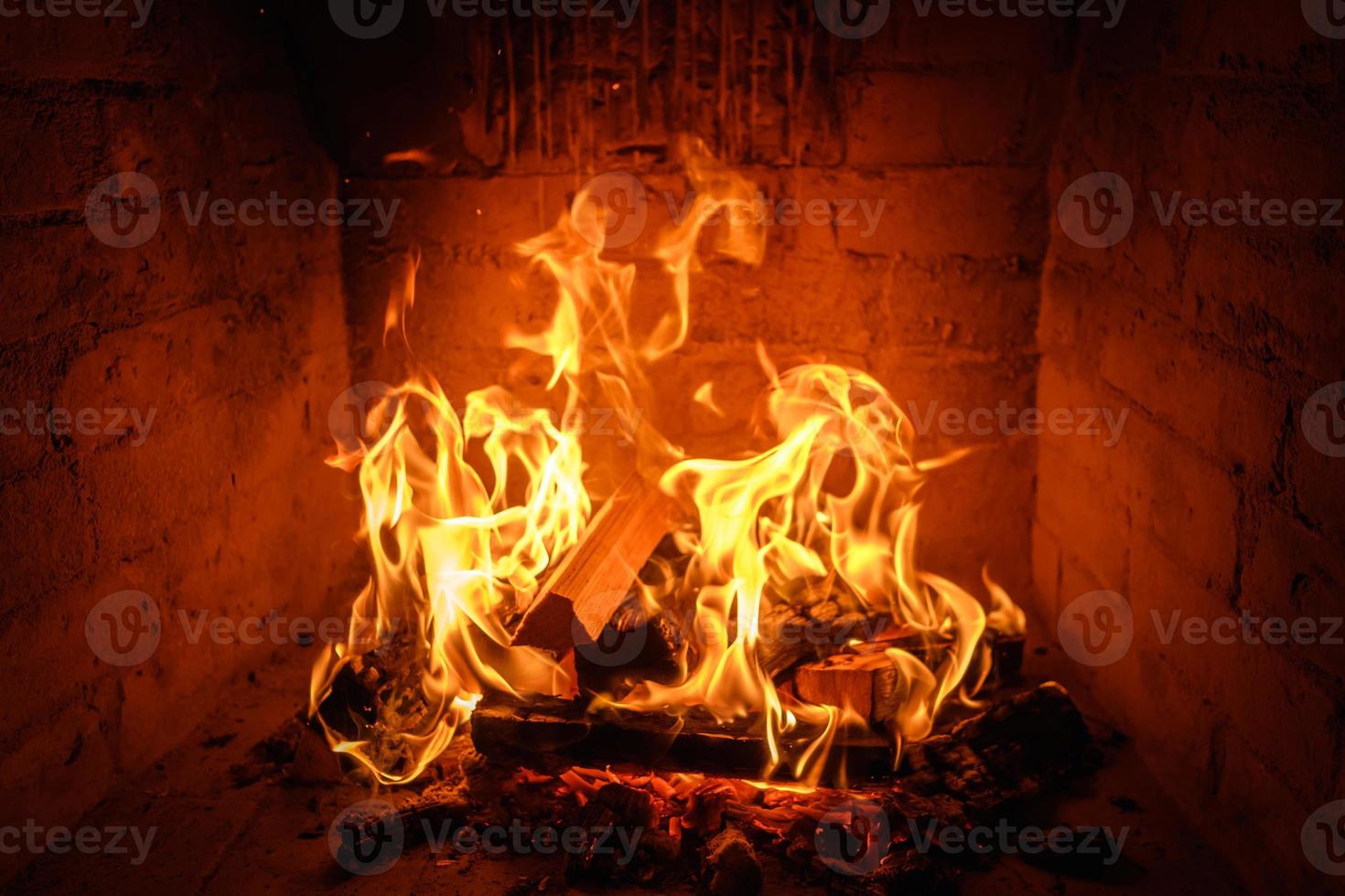 fiamme di fuoco sullo sfondo del camino foto