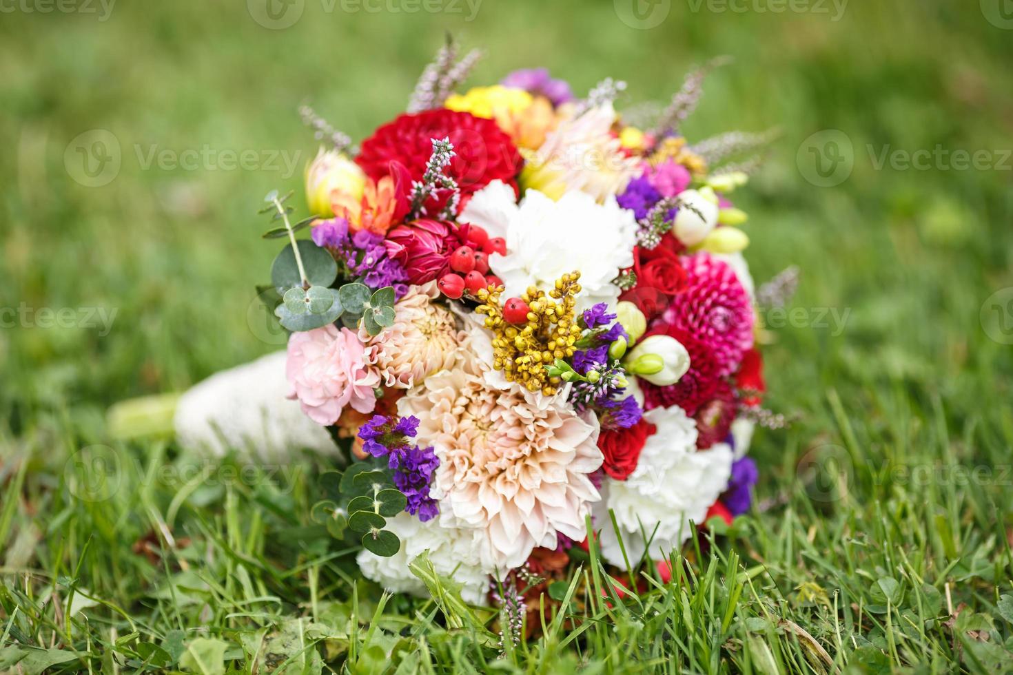 bellissimo bouquet da sposa di rose bianche e blu e altri fiori foto