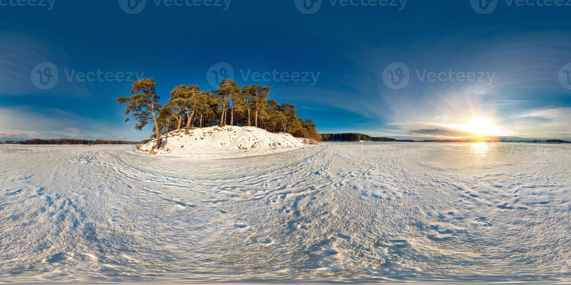 panorama invernale nella foresta innevata vicino al fiume in una bella serata soleggiata. panorama sferico completo a 360 per 180 gradi senza soluzione di continuità in proiezione equirettangolare. skybox per contenuti di realtà virtuale foto