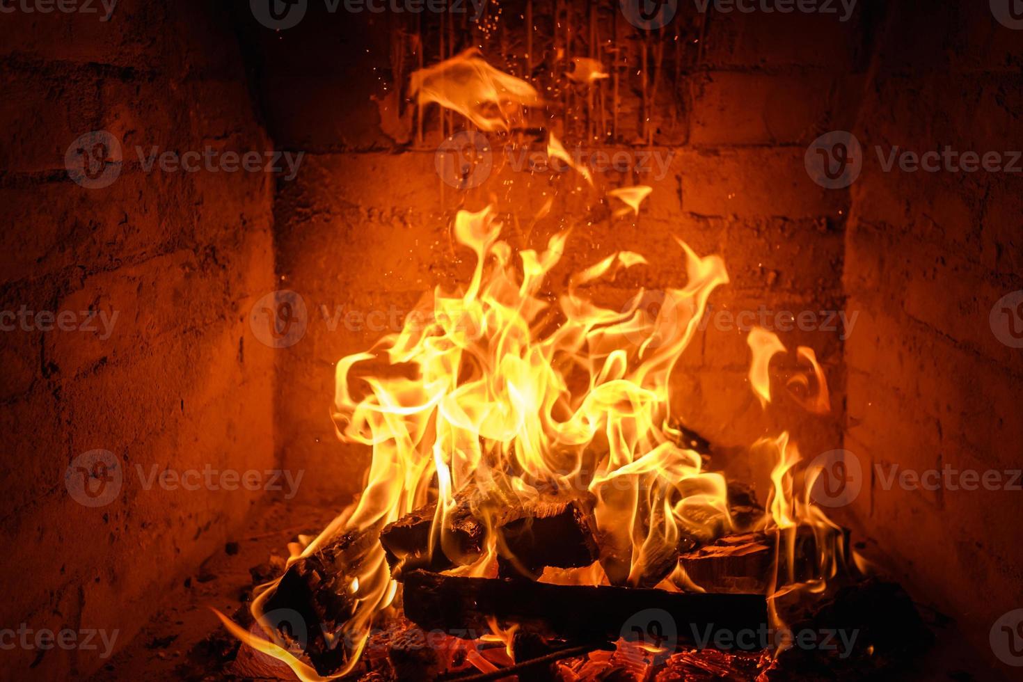 fiamme di fuoco sullo sfondo del camino foto