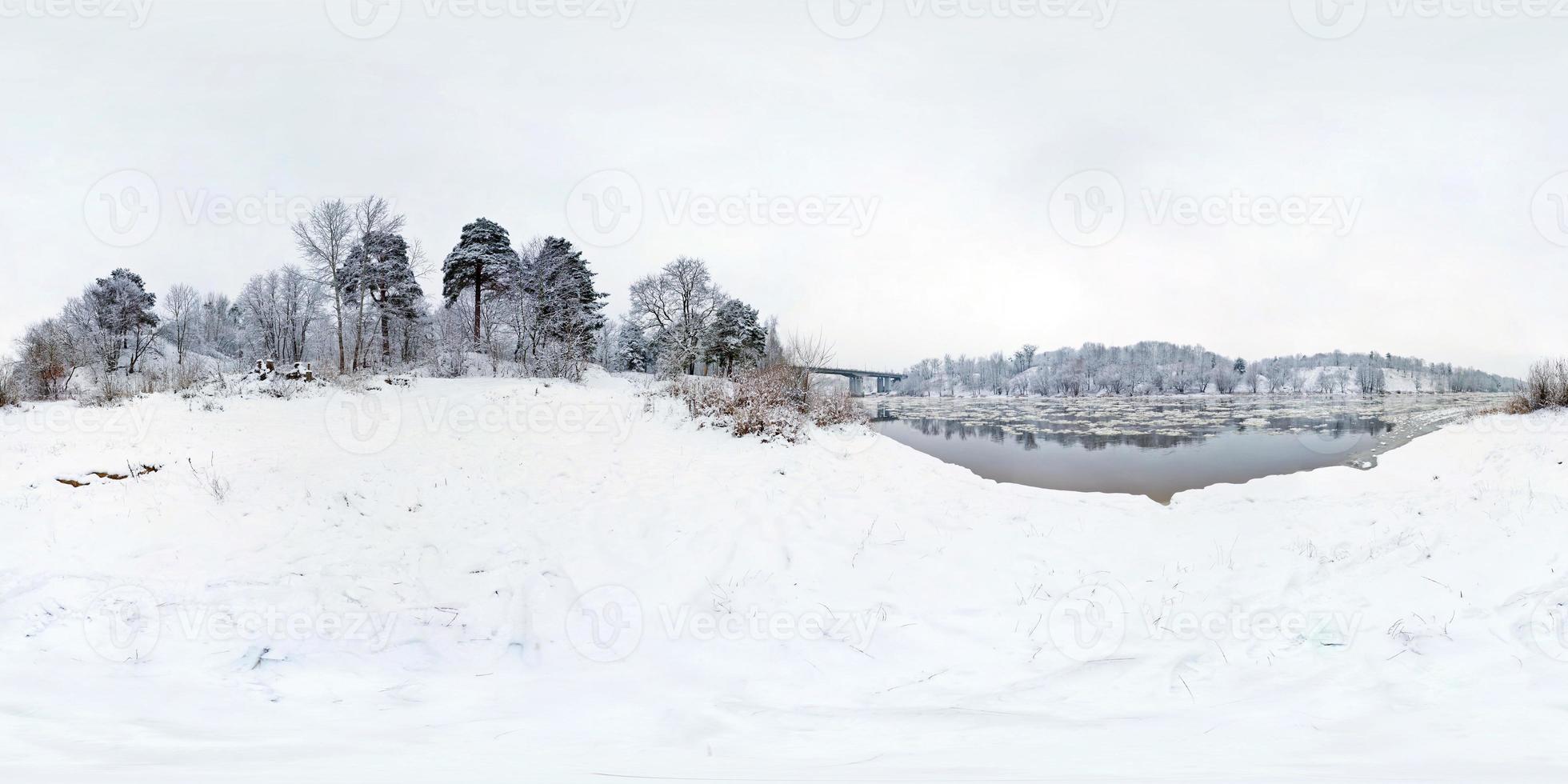 panorama invernale nella foresta innevata vicino al fiume. panorama sferico completo a 360 per 180 gradi senza soluzione di continuità in proiezione equirettangolare. skybox per contenuti vr ar di realtà virtuale foto