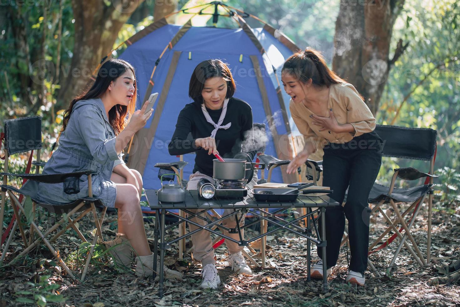 tre migliori vanno in campeggio nella foresta foto