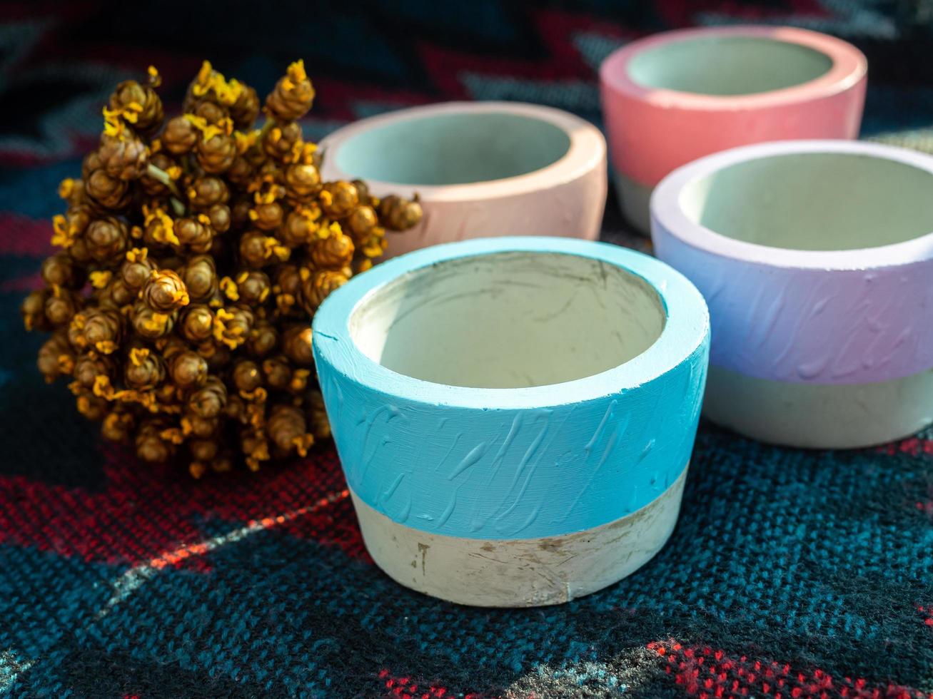 fioriere geometriche rotonde colorate. vasi in cemento dipinto per la decorazione domestica foto