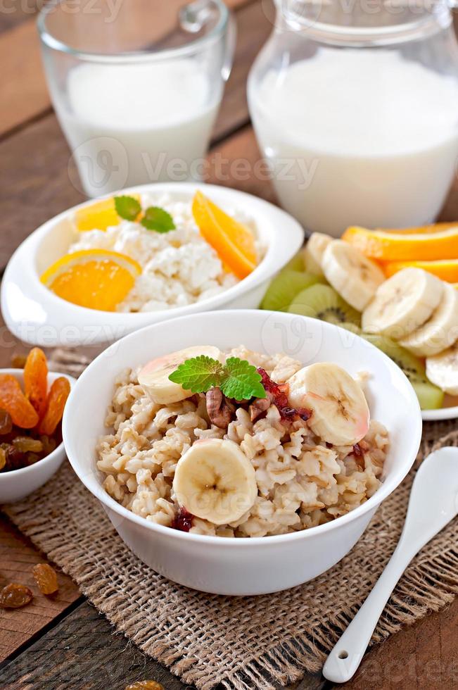 colazione sana - farina d'avena, ricotta, latte e frutta foto