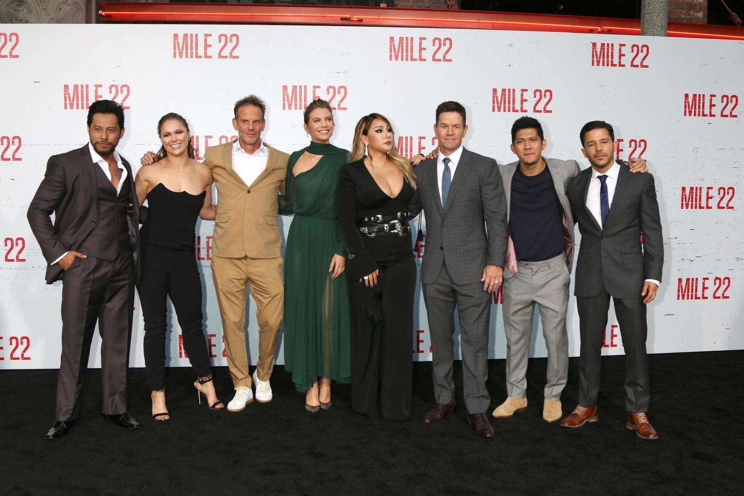 los angeles 9 agosto - sam medina, ronda rousey, peter berg, lauren cohan, cl, mark wahlberg, iko uwais, carlo alban alla prima del miglio 22 al teatro del villaggio il 9 agosto 2018 a westwood, ca foto