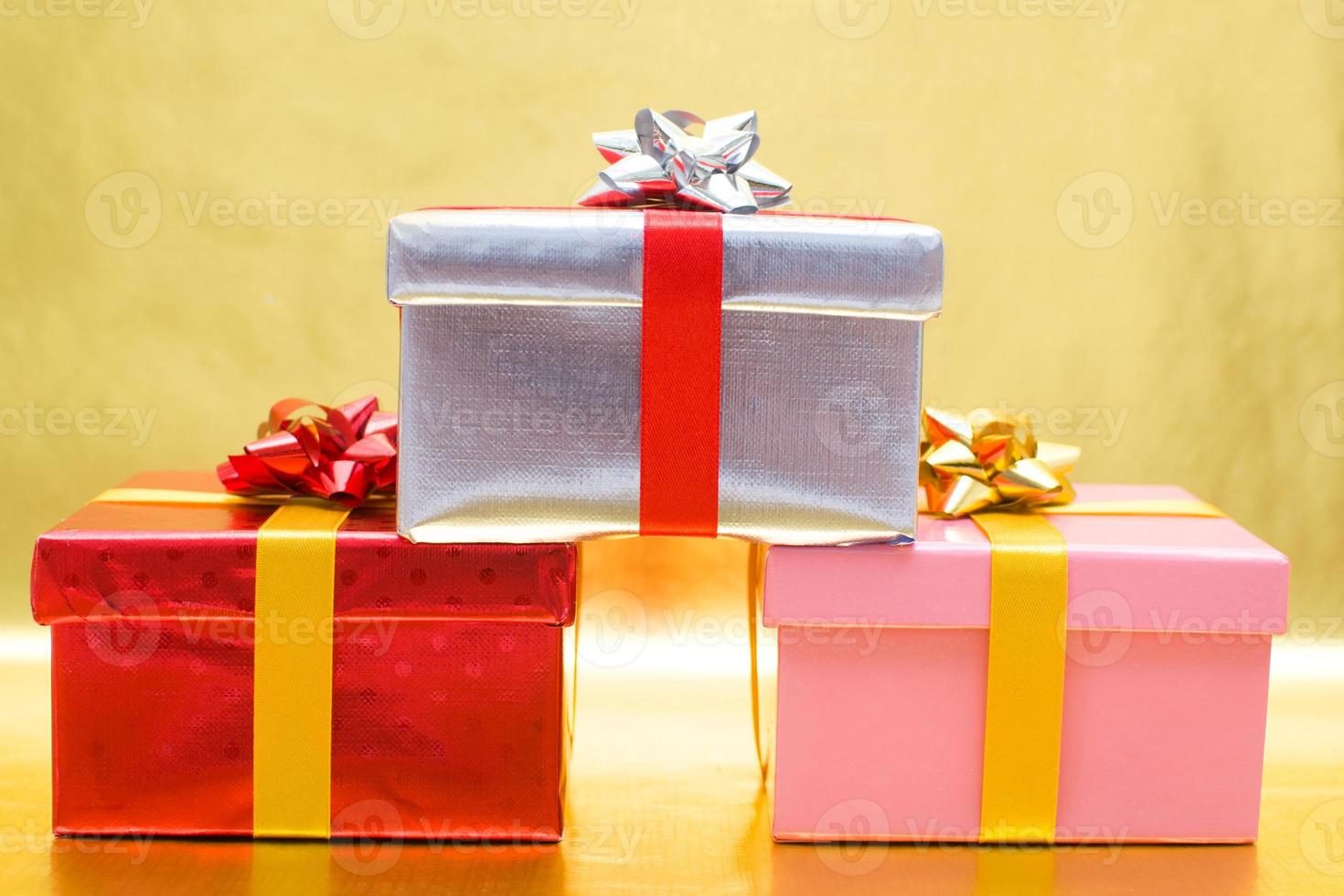 scatole regalo con sfondo rosso foto