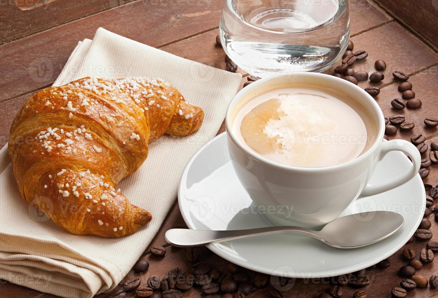 cappuccino con cornetto foto