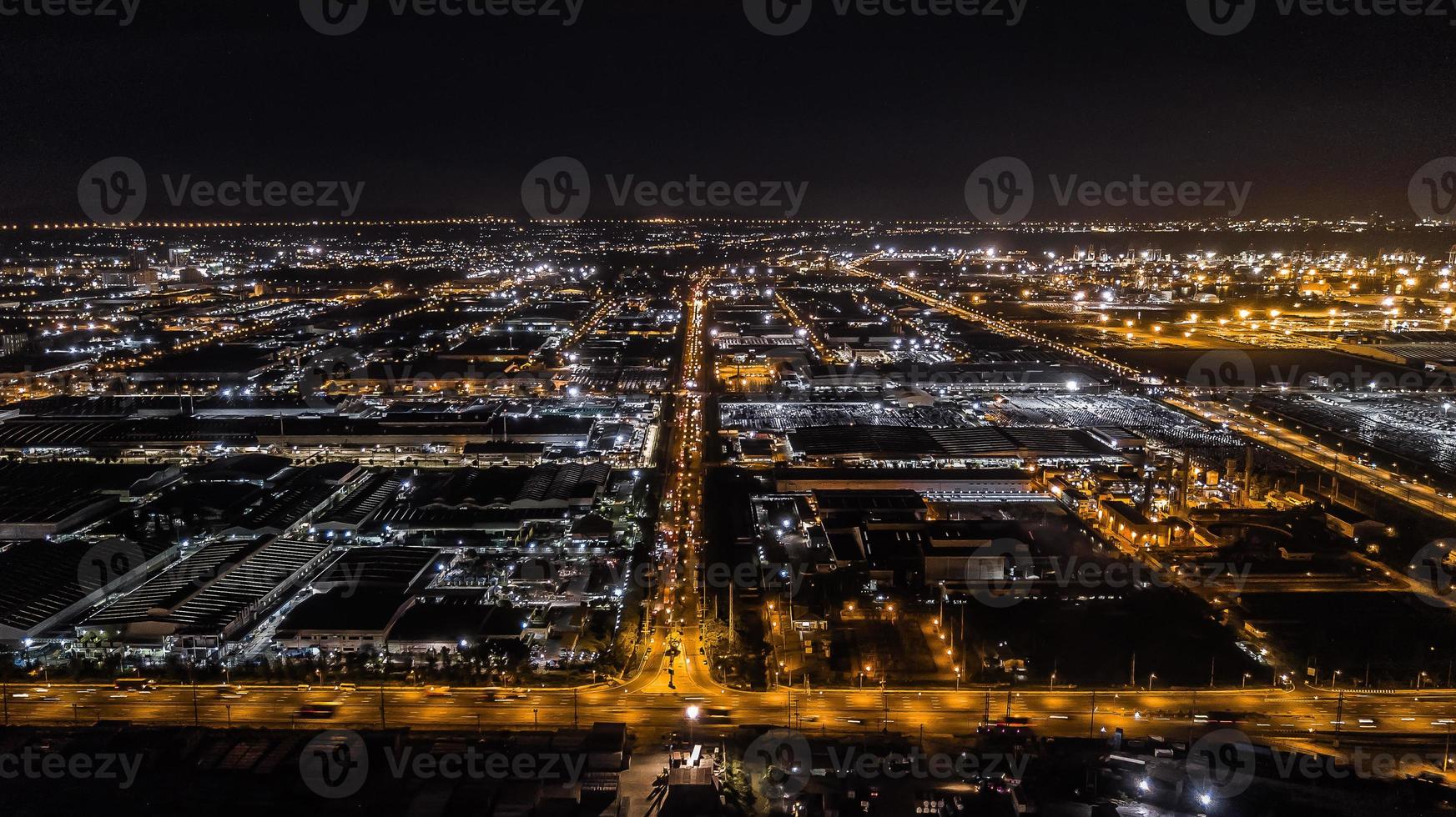 una veduta aerea della zona industriale di notte foto