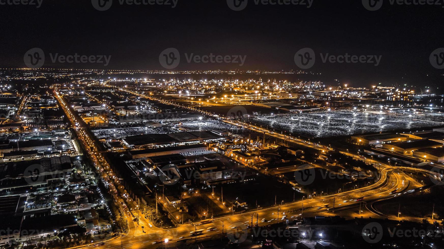 una veduta aerea della zona industriale di notte foto