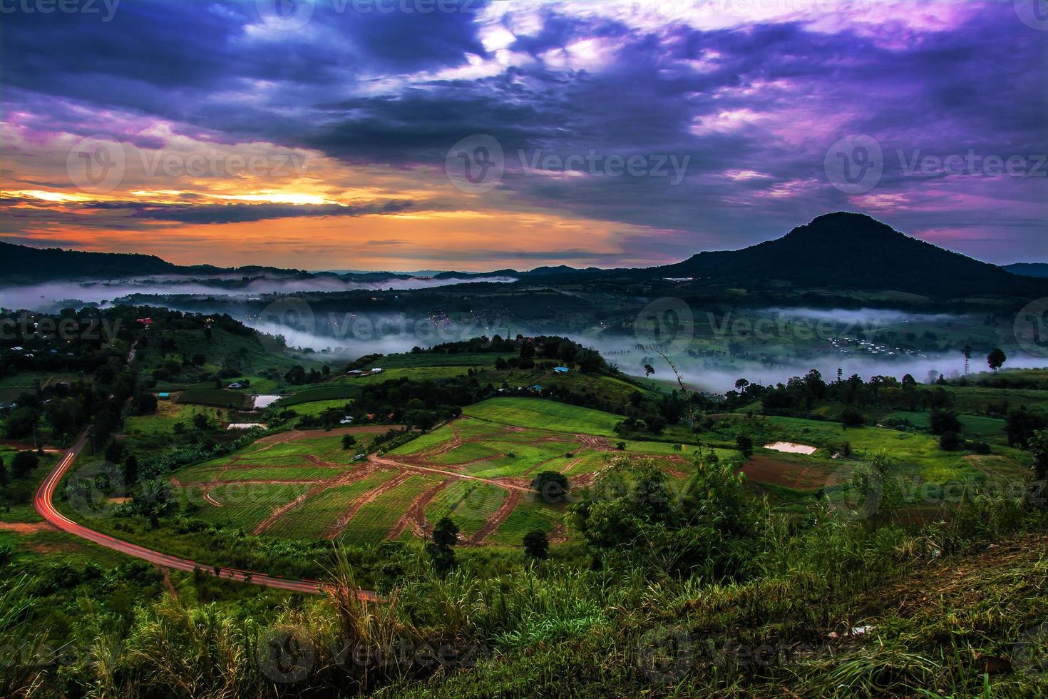 montagne con alberi e nebbia in Thailandia foto