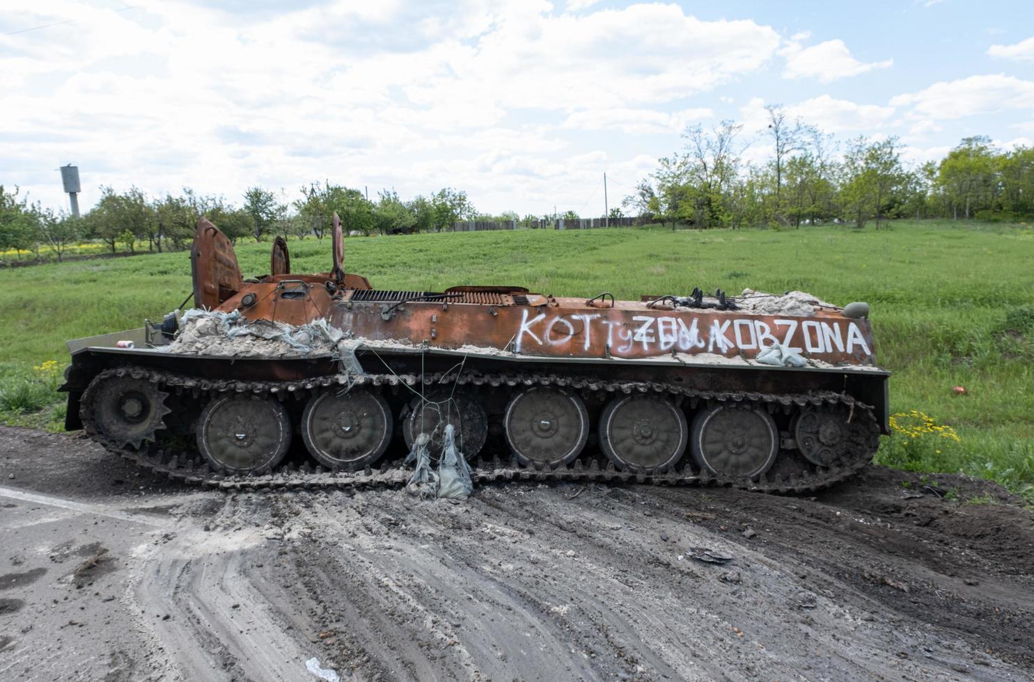 kharkiv, ucraina - 04 maggio 2022. un carro armato russo bruciato vicino a un edificio residenziale. guerra in ucraina 2022. missili russi nella campagna di kharkiv ucraina. aggressione russa. attacco russo all'ucraina. foto