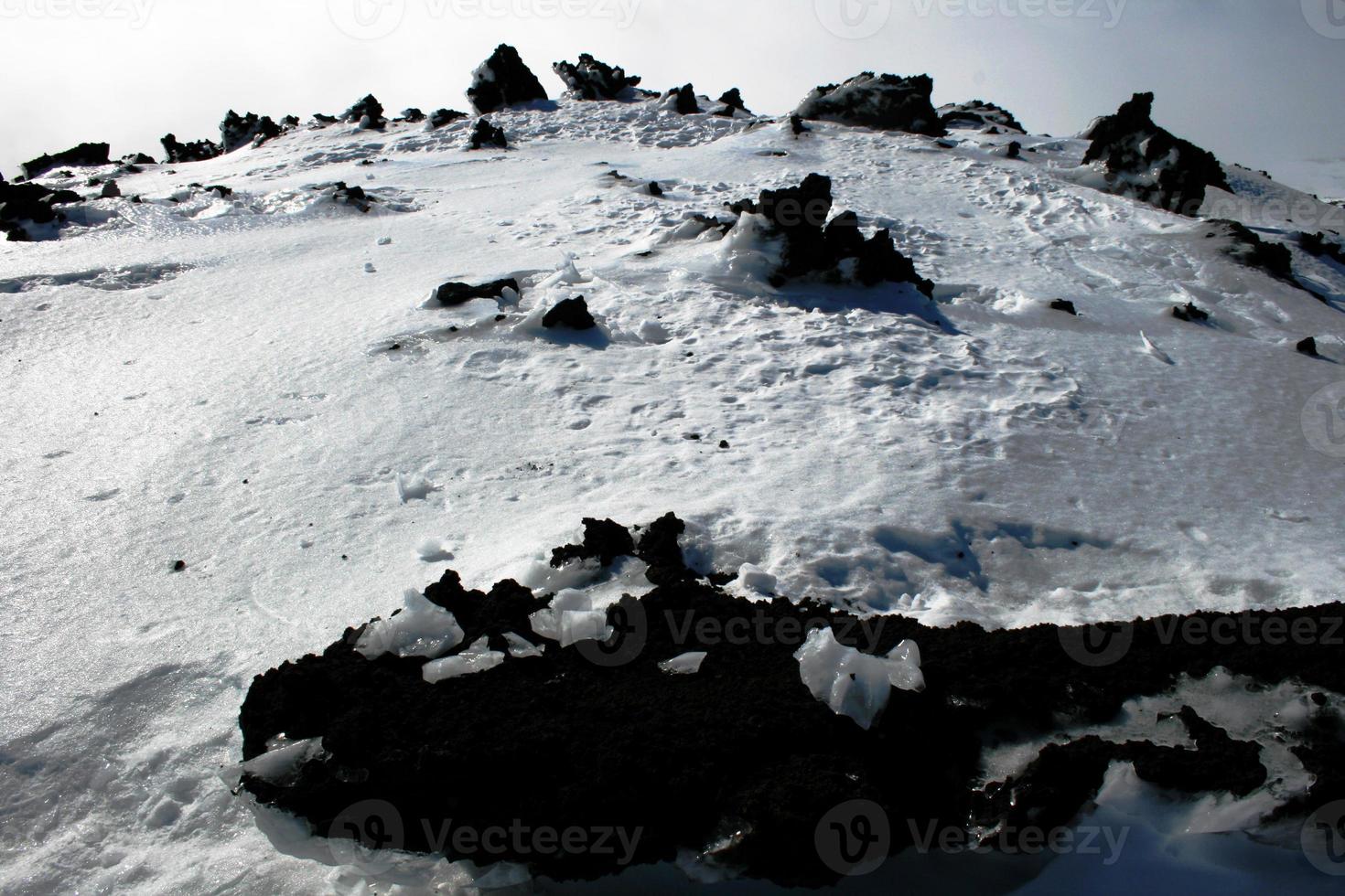 etna, vulcano della sicilia coperto di neve foto