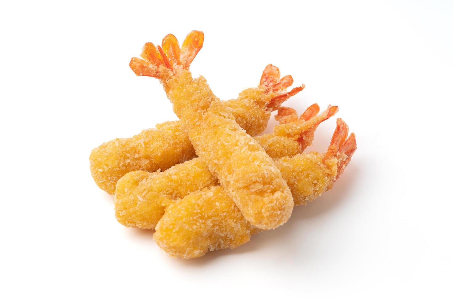 gamberi fritti con farina croccante e pangrattato isolati su sfondo bianco. tempura di gamberi. foto