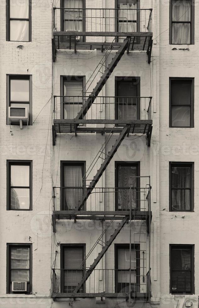 scala dell'appartamento di new york city in bianco e nero foto